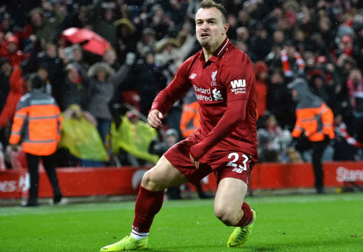 Xherdan Shaqiri celebra uno de sus goles anotados en el partido. Foto: AP