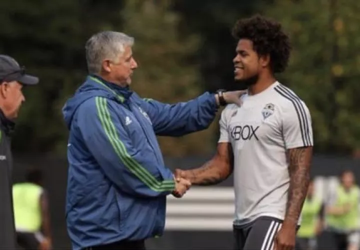 Román Torres y el exdirector del Seattle Sounders, Sigi Schmid./ Twitter