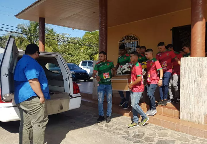 Jugadores del Atlético Chiriquí cargan el féretro hacia la carroza. Foto: Mayra Madrid