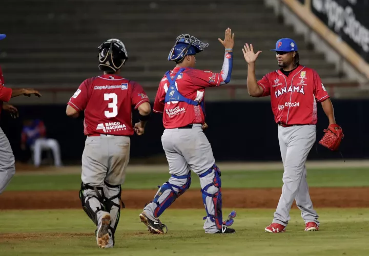 Manuel Corpas (d) de Panamá celebra tras ganar 8-7 a Puerto Rico este miércoles, durante un partido de la Serie del Caribe 2019 en el Estadio Nacional Rod Carew en la Ciudad de Panamá (Panamá). EFE