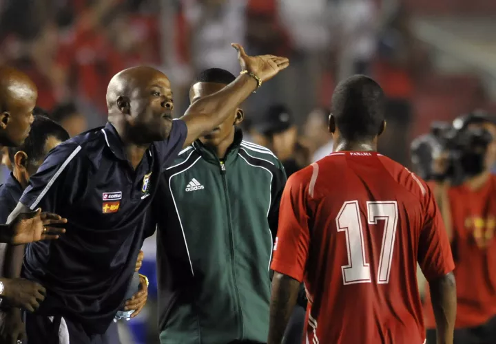 Julio Dely, técnico interino de la selección de Panamá. / Efe