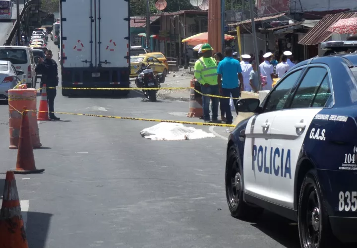 Los conductores que pasaban por el lugar se detenían para fotografiar la escena o grabar videos. Foto: Landro Ortiz