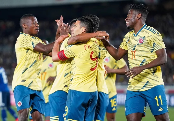  El delantero colombiano Radamel Falcao (c) celebra con sus compañeros de equipo tras marcar un penalti . Foto: EFE