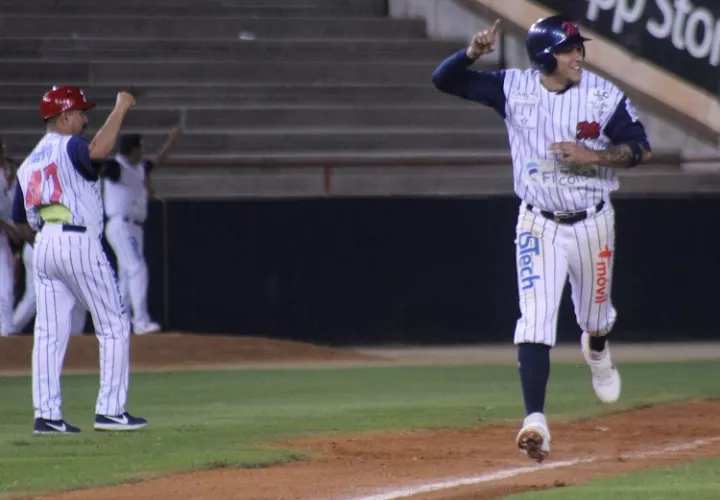 José Camargo sonó el jonrón ganador con un compañero en base. / Foto Cortesía