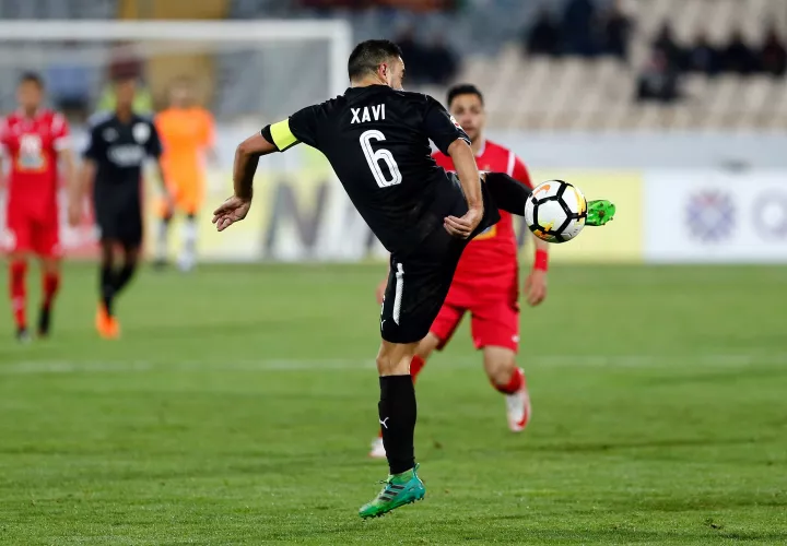  El centrocampista español del Al Sadd Xavi Hernández (c), en acción durante un partido. / EFE