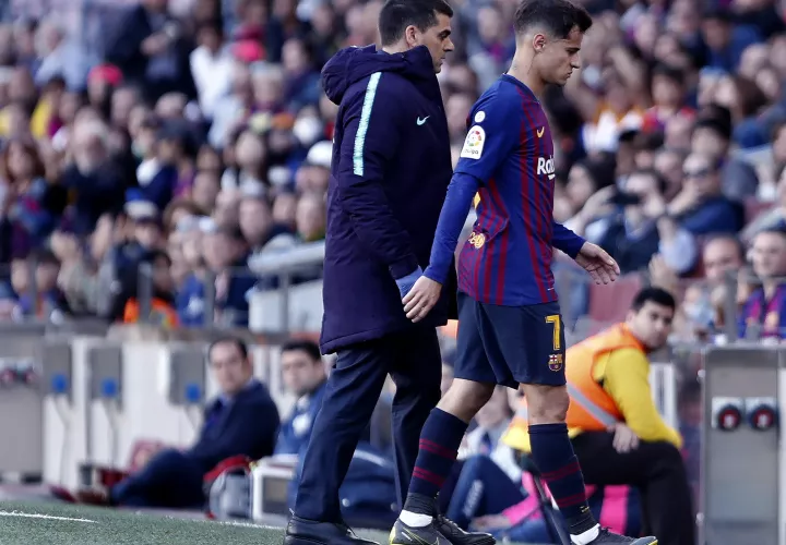 El centrocampista brasileño del FC Barcelona, Philipe Coutinho, se dirige hacia el banquillo, tras ser sustituido en la segunda parte, durante el partido de Liga jugado esta tarde frente al Getafe CF.- EFE