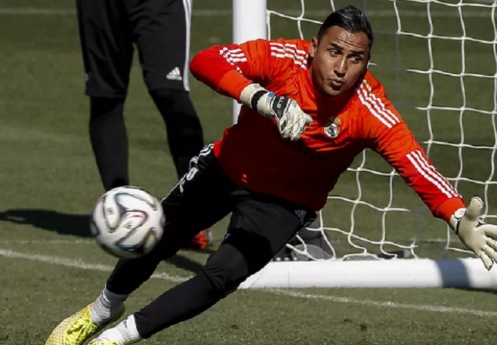 El guardamenta del Real Madrid, Keylor Navas (d), realiza una parada. Foto: EFE 