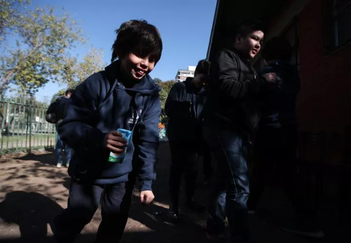 Niños desconocidos jugando en una escuela en el país de Chile.