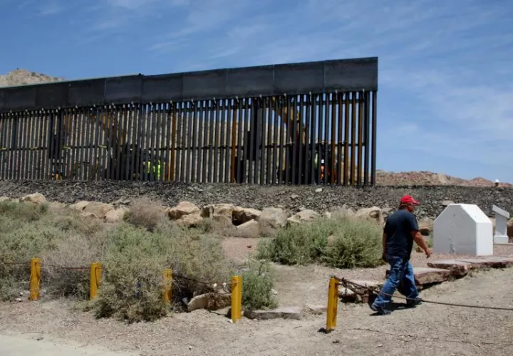  Construcción del muro privado fronterizo. 