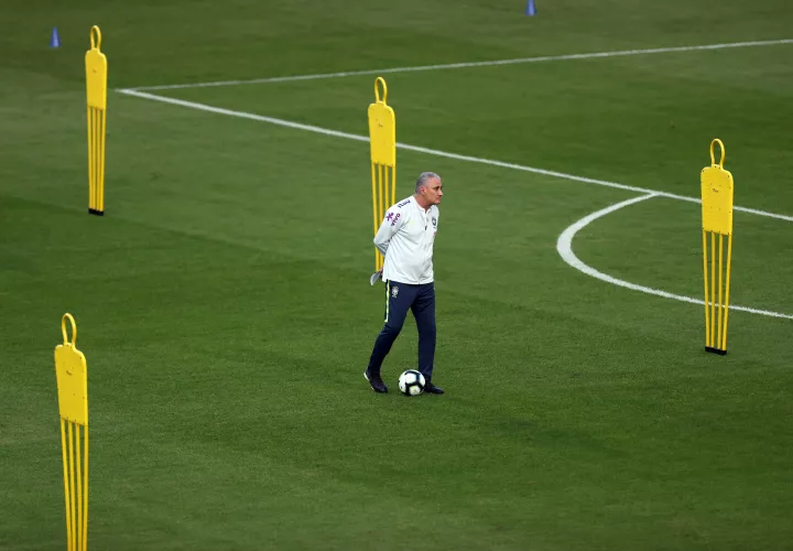 El seleccionador del equipo nacional del fútbol de Brasil, &quot;Tite&quot;, dirige un entrenamiento. EFE 