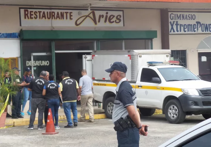 Momento en que se realizaba el levantamiento del cuerpo del agente. Foto: Landro Ortiz 