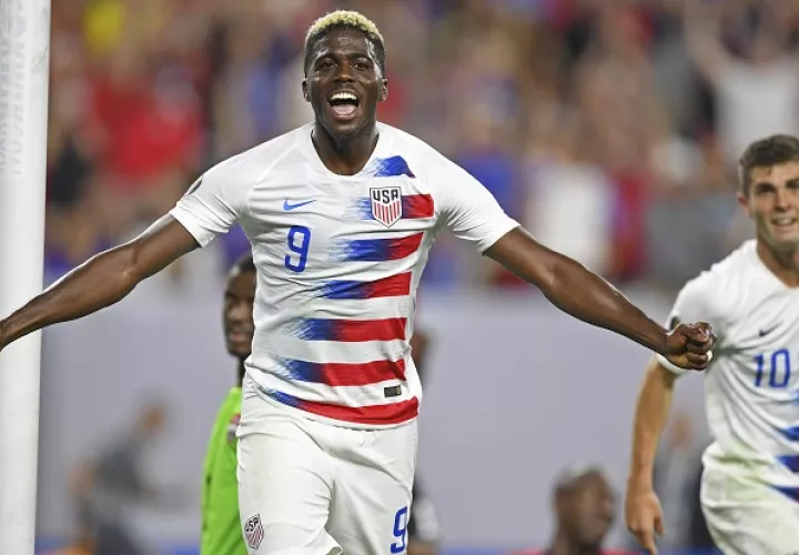 Gyasi Zardes celebra una de sus anotaciones. /AP