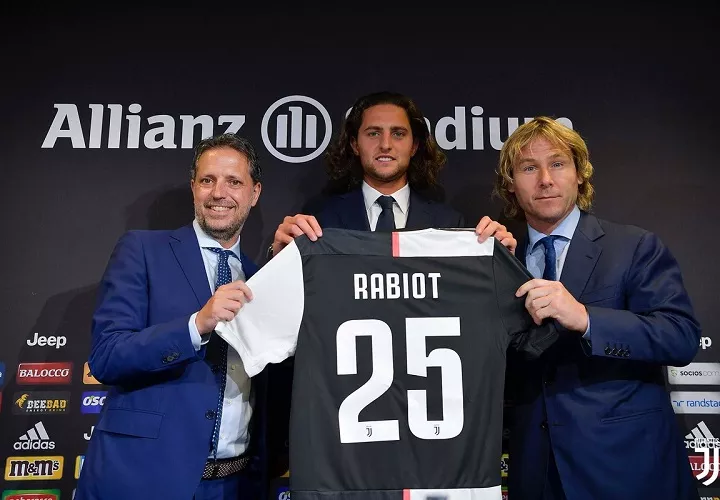 El francés Adrien Rabiot durante su presentación con la juventus. Foto: TWITTER