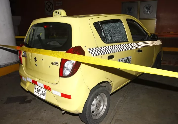 Taxi baleado en el ataque. Foto/ Alexander Santamaria