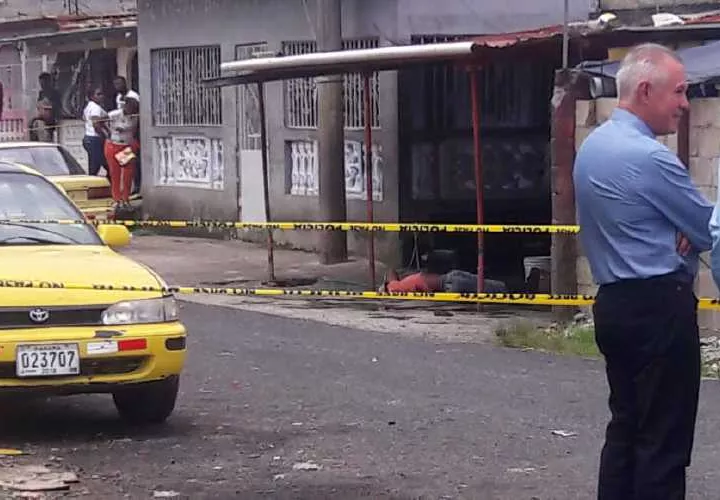 Ramón Cañate quedó tendido en el piso, frente a un costado del taxi. Foto: Diómedes Sánchez 