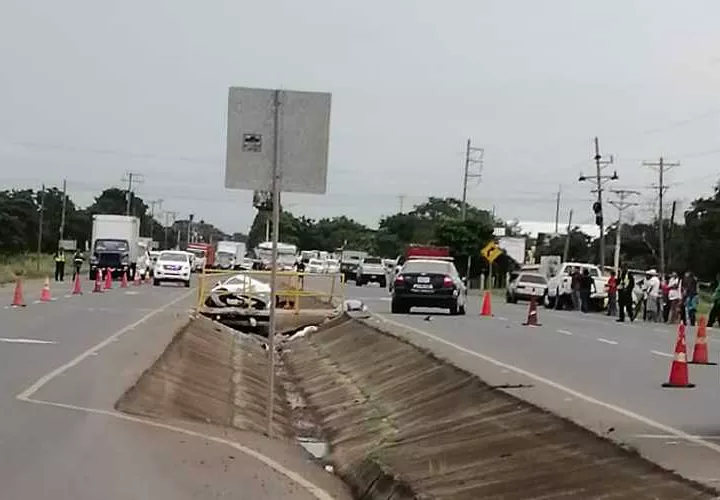 El auto quedó en la isleta de la vía, luego de chocar de frente contra el puente. Foto: Cortesía