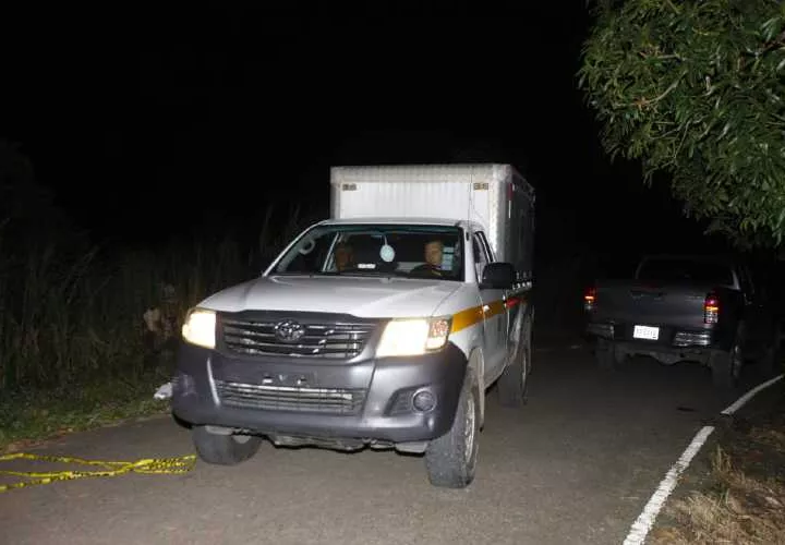 Los homicidas aprovecharon la oscuridad del lugar para dejarlo tirado a orilla de la vía. Foto: Alexander Santamaria