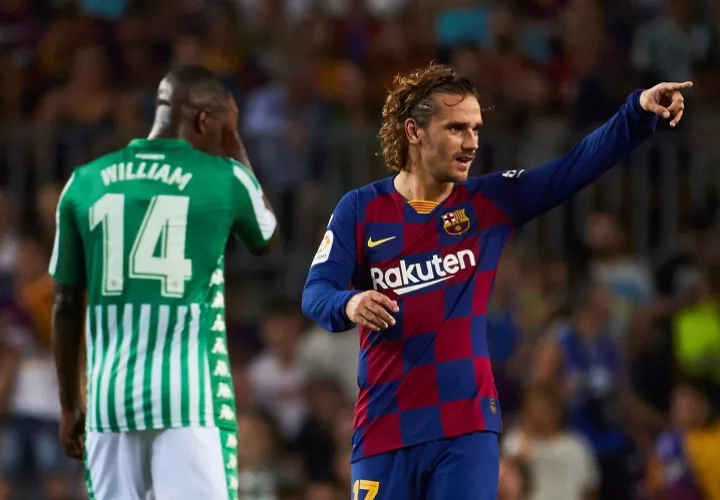 El delantero francés del FC Barcelona, Antoine Griezmann (d), celebra el primer gol del equipo blaugrana. Foto: EFE