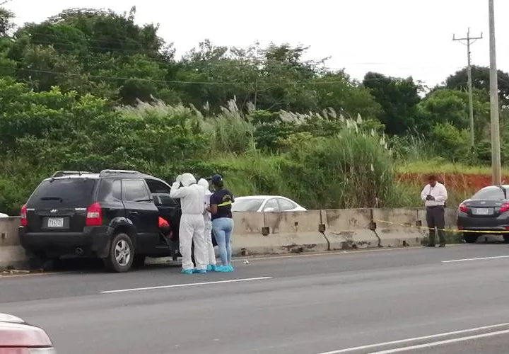  Personal de Criminalística inspeccionan el auto en el que  murió el hombre.Foto/Eric Montenegro