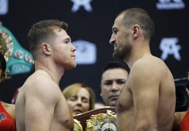 Saúl &#039;Canelo&#039; Álvarez no tuvo problemas en hacer el peso de 174.5 libras y Sergey Kovalev 175 1/4. tuvo que rebajar el 1/4 de libra excedente. Foto: AP