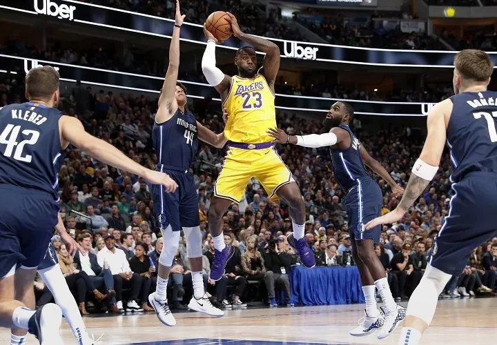 James, que jugó 35 minutos, anotó 10 de 19 tiros de campo, incluidos 2 de 6 triples y 8 de 9 desde la línea de personal.. Foto: AP