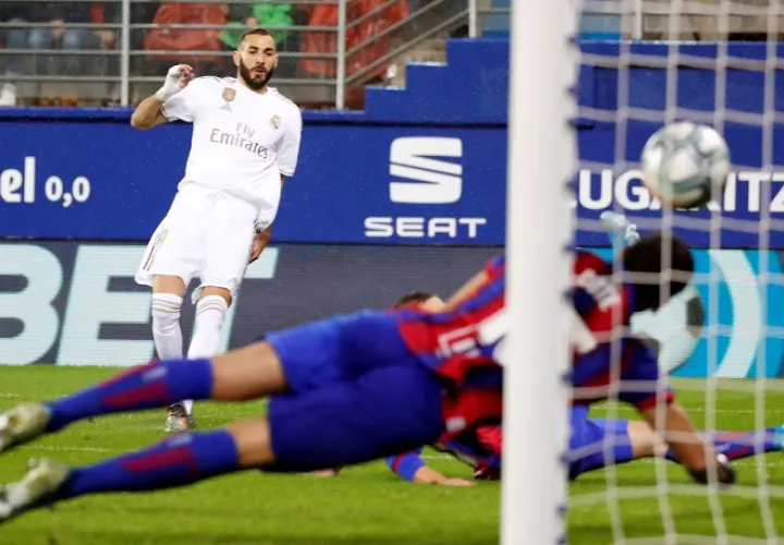 El Francés del Real Madrid, Karim Benzema (i), marca un gol en el partido ante el Eibar. Foto: EFE