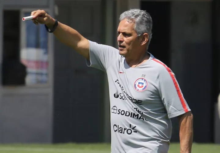 Rueda admitió que le sorprendió la decisión de los futbolistas de no jugar contra Perú. Foto: EFE