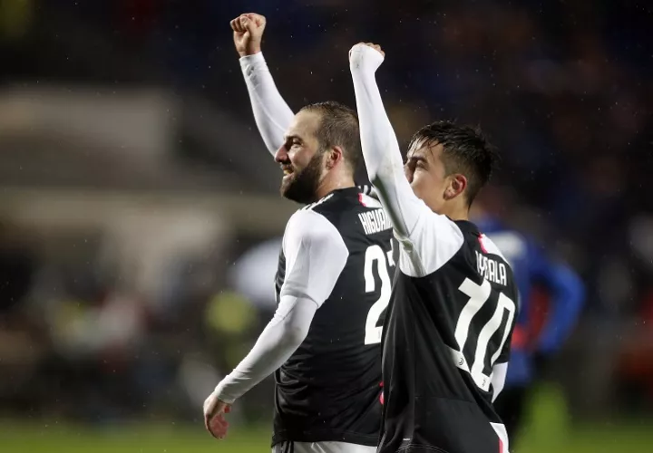 Gonzalo Higuaín y Paulo Dybala celebran  su anotación. Foto: AP