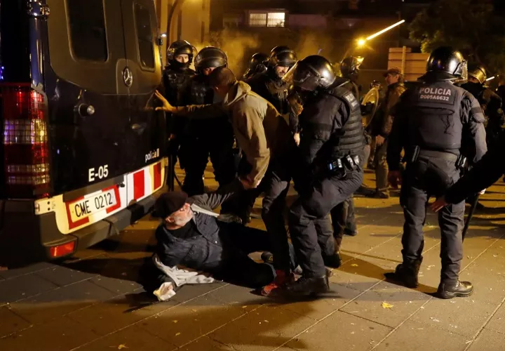 Incidentes en los aledaños del Camp Nou. Foto: EFE