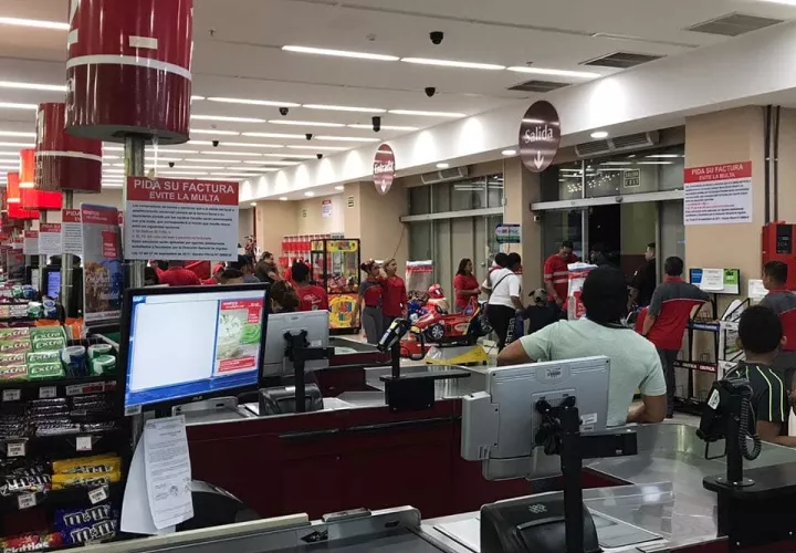 Cuando escaparon los maleantes, como medida de seguridad, se cerraron las puertas del supermercado hasta que llegó la Policía Nacional. 