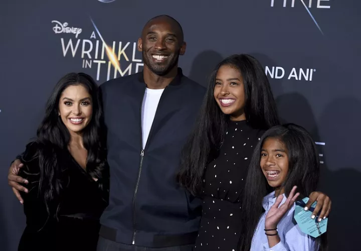  Vanessa Bryant, Kobe Bryant, Natalia Bryant y Gianna Maria. /AP