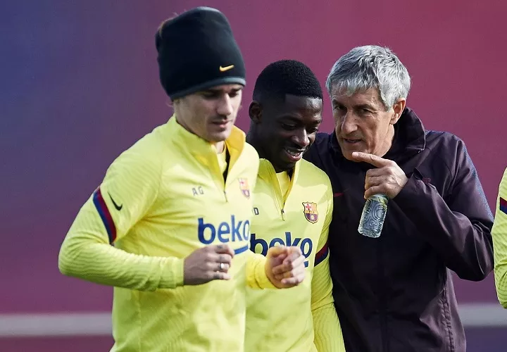 Quique Setién (d) conversa con Griezmann (i) y Ousmane Dembelé (dcha). Foto: EFE 