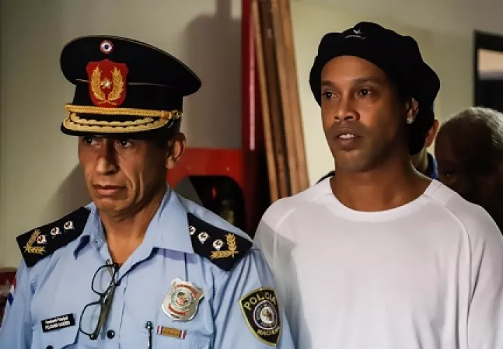 Ronaldinho Gáucho a su llegada este sábado al Palacio de Justicia de Paraguay. Foto: EFE