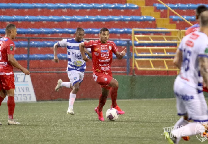 Jorman Aguilar conduce el balón durante el partido de ayer. 