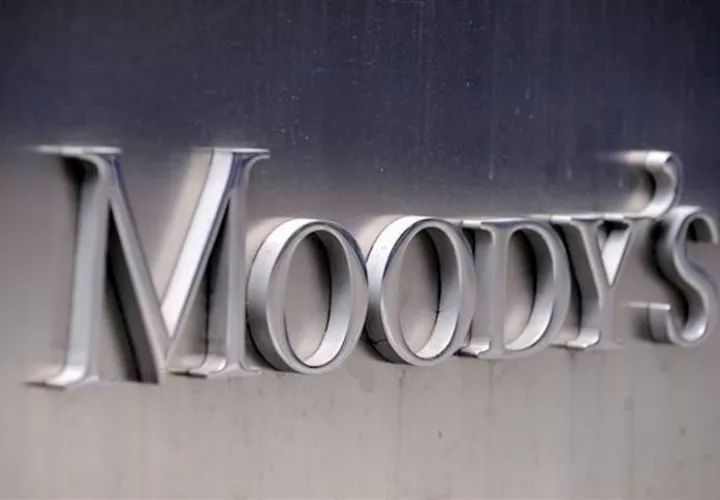 Fotografía de archivo del logo de la agencia de calificación Moody&#039;s en la fachada de su sede en Nueva York (EE.UU.). 