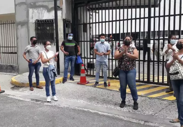 Docentes piden el pago de sus quincenas adeudadas.   (Foto:Telemetro)