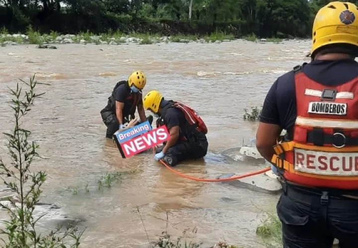 Extracción del cuerpo.    (Foto: Breaking News)