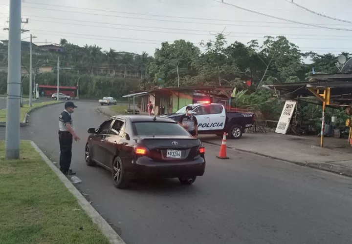 La policía coloca puntos de control en diferentes áreas del país.