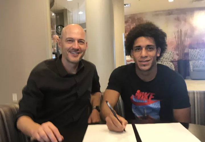 Adalberto Carrasquilla durante la firma del contrato. /Foto: EFE