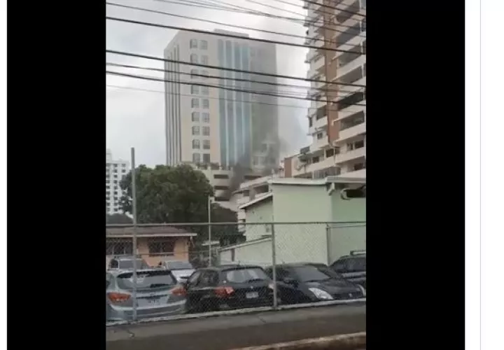 Humo negro podía observarse desde la distancia del edificio donde se registró este hecho. 