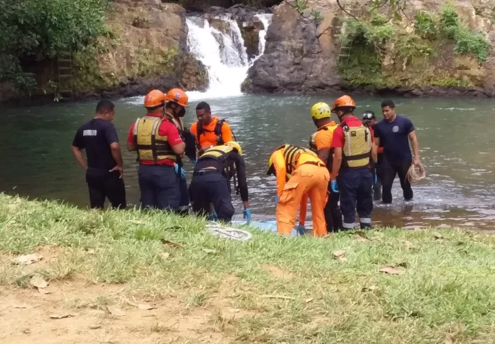 Personal del Sinaproc realizó las labores de rescate del cuerpo. 