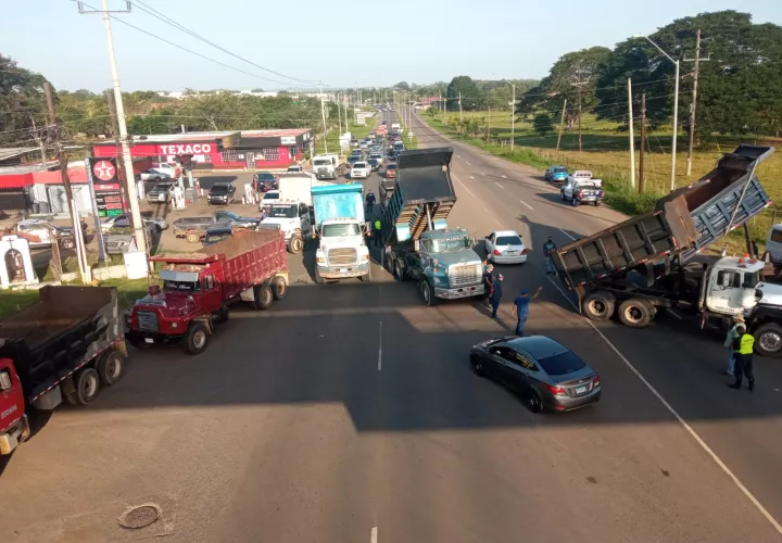 Por varias horas mantuvieron los cuatro paños de la vía cerrados.  (Fotos: Thays Domínguez)