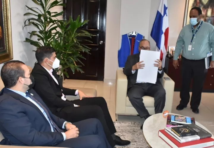 Enrique Lau, director de la CSS, recibió a miembros de AFUTPA.