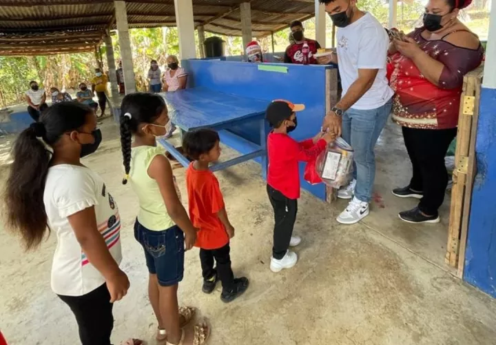 Leonardo “Leo” Bernal comparte con los niños.