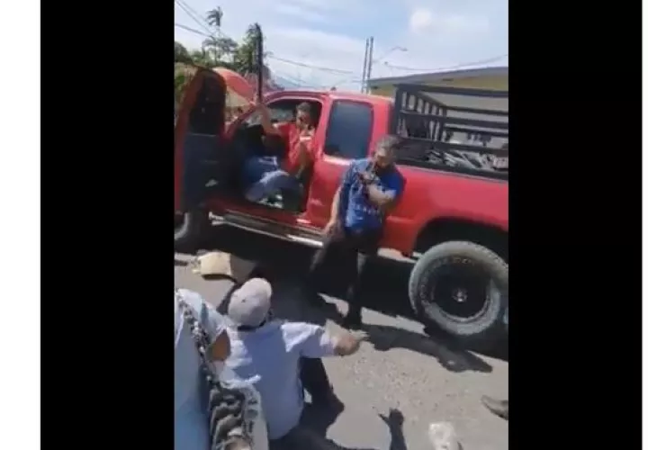 El conductor del auto intentó conversar con los manifestantes, pero luego sacó a relucir un machete. 