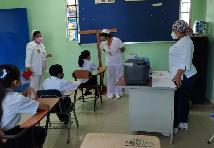 Un equipo de 200 enfermeras y médicos visitan los centros educativos