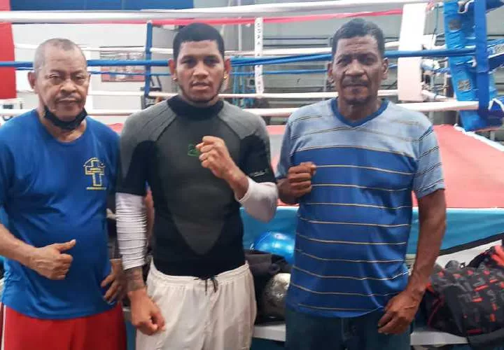 Alexander Durán (c) junto al entrenador Rigoberto Garibaldi (izq.) y su padre, José Durán.