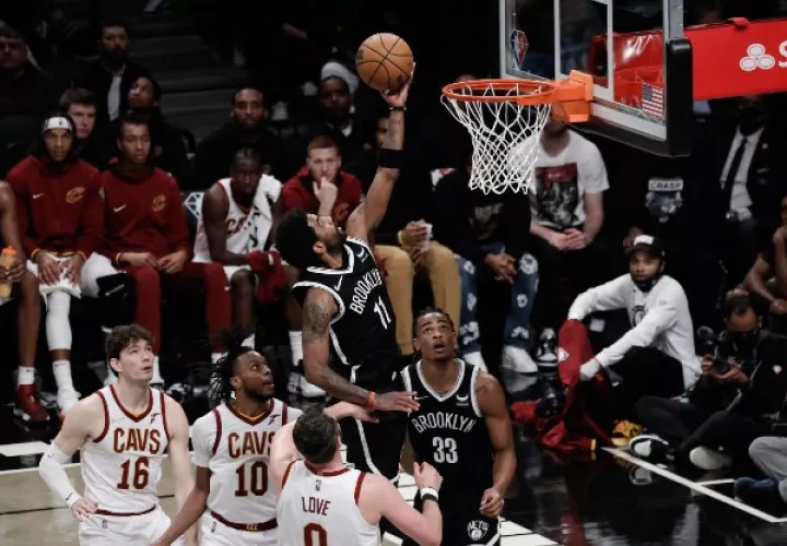 Kyrie Irving (C) shoots fue uno de los más destacados por los Nets en el partido. Foto: AP