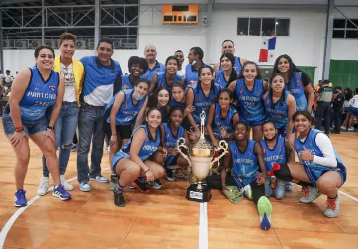 El Club Deportivo Panteras ganó el título de la categoría U-16 femenina de la Liga Panameña de Baloncesto (LPB). Foto: Fepaba