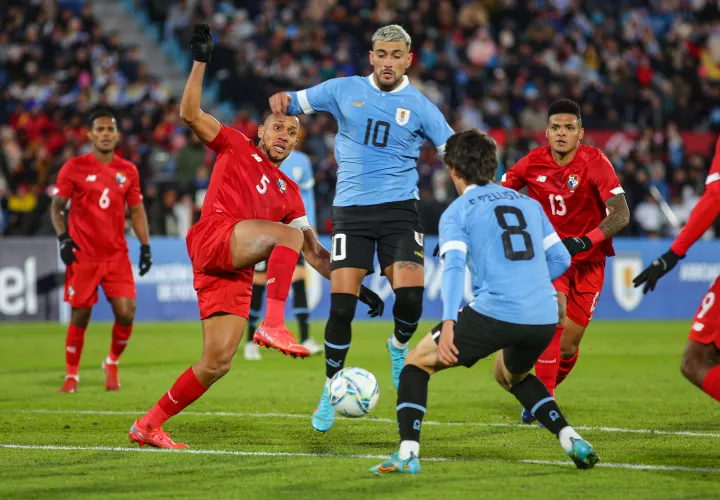  Giorgian de Arrascaeta (c) de Uruguay disputa un balón con Francisco Palacios (i) de Panamá, /EFE